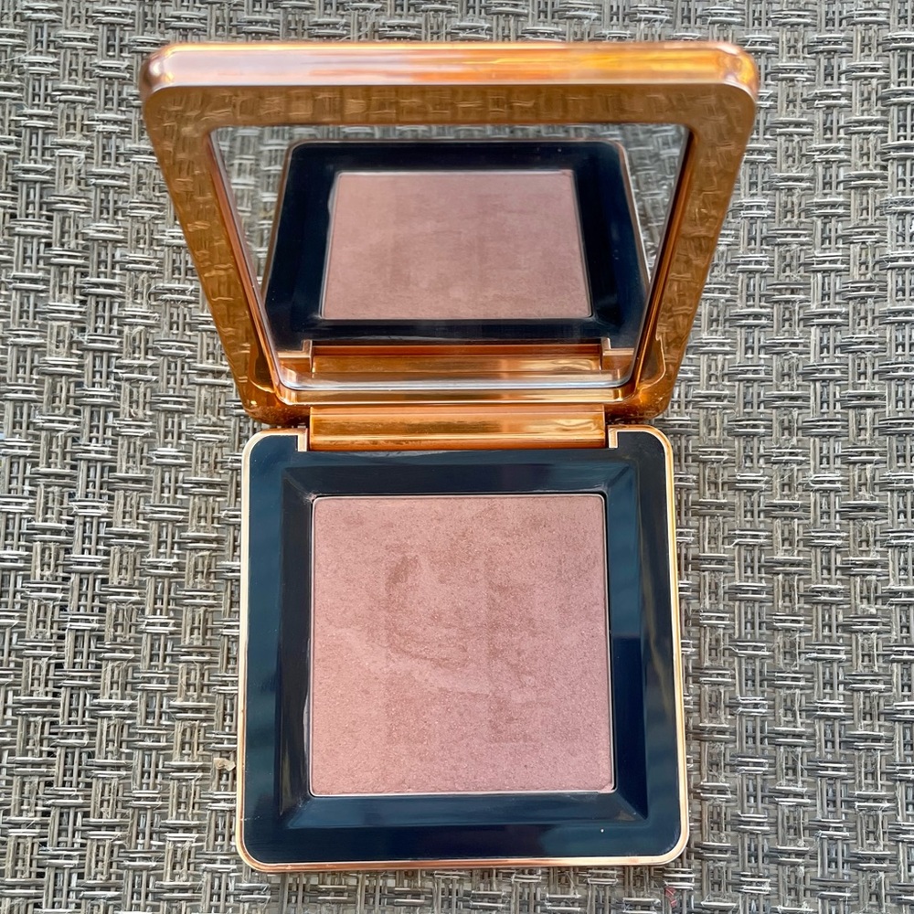 HAUS LABS BY LADY GAGA
Power Sculpt Velvet Bronzer with Fermented Arnica